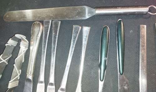 A VINTAGE JOBLOT STAINLESS STEEL CUTLERY SOLD AS IS