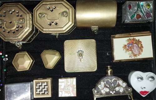 A VINTAGE AND ANTIQUE JOBLOT PILL BOXES AND JEWLRY BRASS BOXES SOLD AS IS