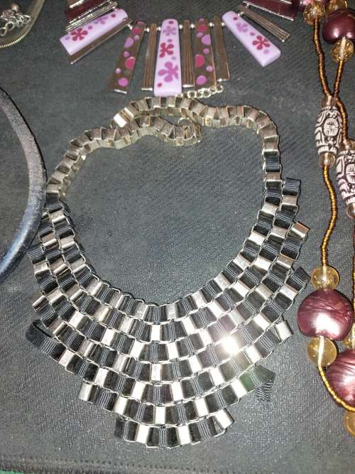 A BULK JOBLOT VINTAGE AND ANTIQUE JOBLOT NECKLACES SOLD AS IS