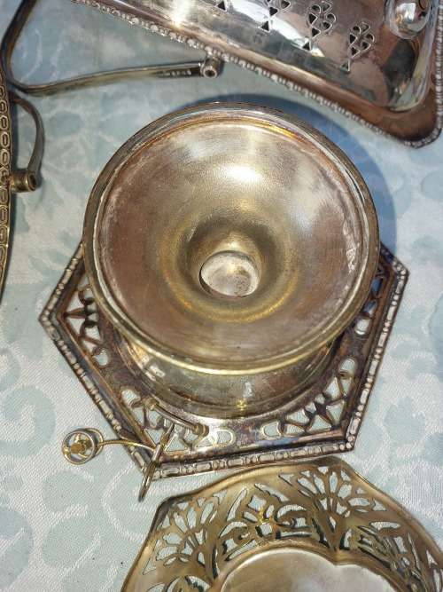 A VINTAGE AND ANTIQUE JOBLOT SILVER PLATED AND EPNS KITCHENALIA SOLD AS IS
