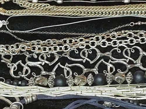 A BULK VINTAGE AND ANTIQUE JOBLOT HIGH QUALITY NECKLACES SOLD AS IS