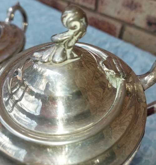 A BEAUTIFUL VINTAGE SERANGO EPNS TEA JUG AND SUGAR BOWL SET IN GOOD CONDITION SOLD AS IS