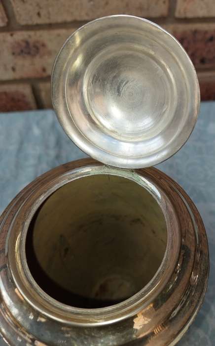 A BEAUTIFUL VINTAGE SERANGO EPNS TEA JUG AND SUGAR BOWL SET IN GOOD CONDITION SOLD AS IS