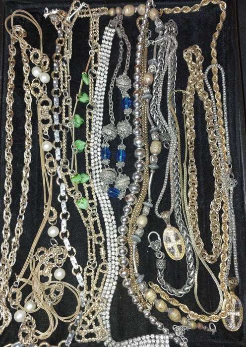 A BULK COLLECTION VINTAGE GOLDPLATED AND SILVER PLATED JEWELRY SOLD AS IS