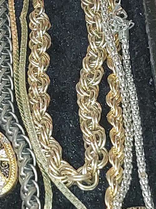 A BULK COLLECTION VINTAGE GOLDPLATED AND SILVER PLATED JEWELRY SOLD AS IS