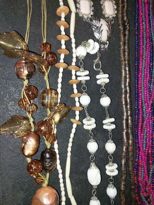 A COLLECTION OF VINTAGE MIXED NECKLACES SOLD AS IS