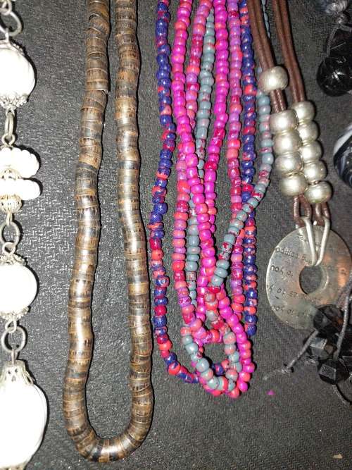 A COLLECTION OF VINTAGE MIXED NECKLACES SOLD AS IS