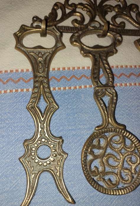 A SET OF 4 BRASS KITCHEN ORNAMENTAL CUTLERY MADE IN ISREAL SOLD AS IS
