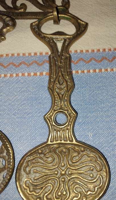 A SET OF 4 BRASS KITCHEN ORNAMENTAL CUTLERY MADE IN ISREAL SOLD AS IS