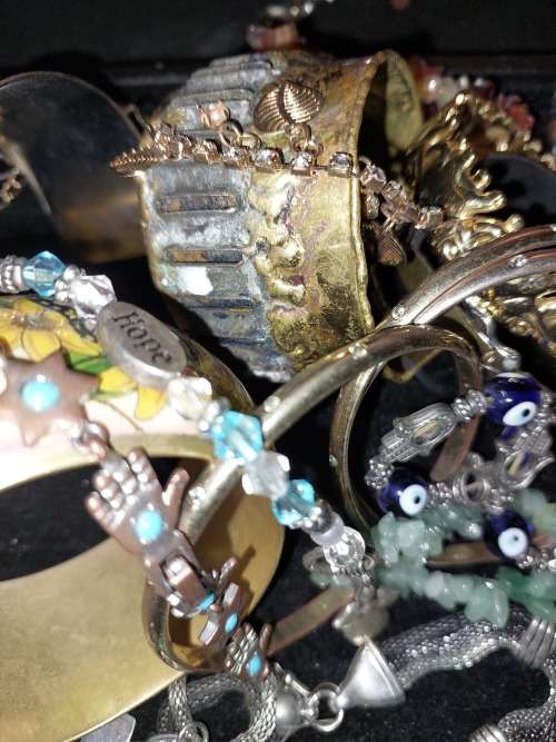 A BULK JOBLOT ANTIQUE AND VINTAGE BANGLES AND BRACELETS SOLD AS IS