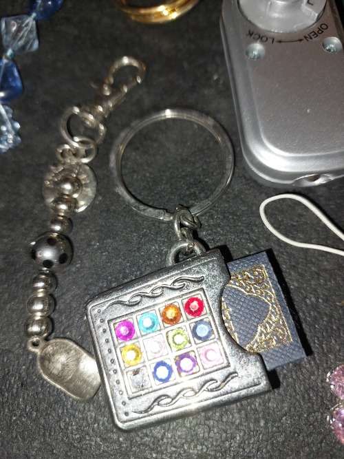 A BULK COLLECTION KEYRINGS AND CELLPHONE CHARMS SOLD AS IS