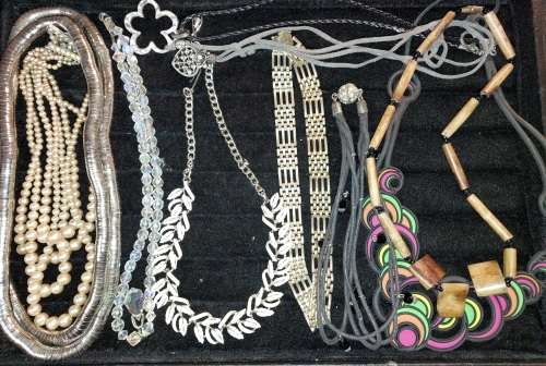 A VINTAGE JOB LOT COSTUME NECKLACES SOLD AS IS