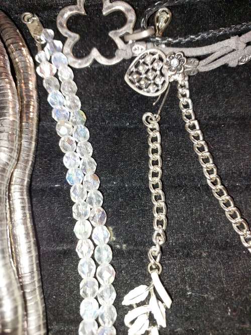 A VINTAGE JOB LOT COSTUME NECKLACES SOLD AS IS
