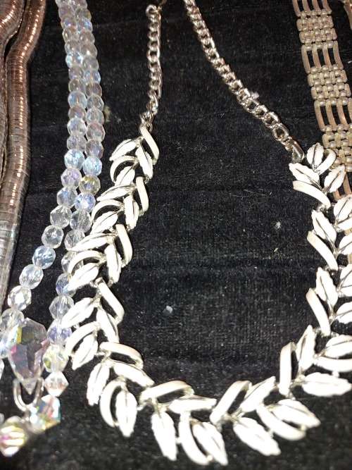 A VINTAGE JOB LOT COSTUME NECKLACES SOLD AS IS