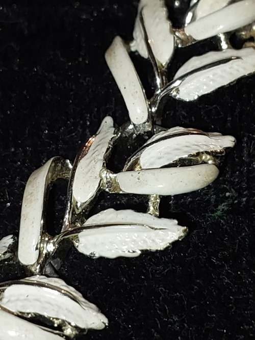 A VINTAGE JOB LOT COSTUME NECKLACES SOLD AS IS
