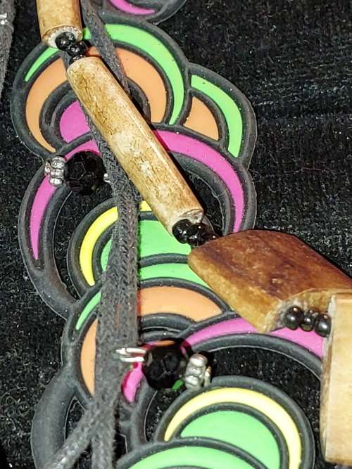 A VINTAGE JOB LOT COSTUME NECKLACES SOLD AS IS