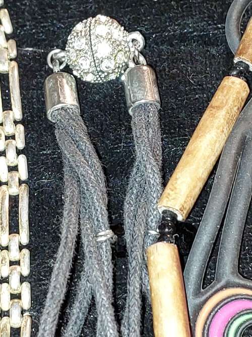 A VINTAGE JOB LOT COSTUME NECKLACES SOLD AS IS