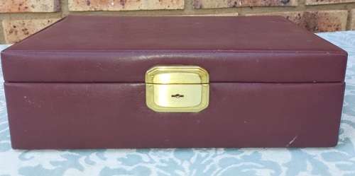 A VINTAGE BURGUNDY LEATHER JEWELRY BOX NO KEYS SOLD AS IS