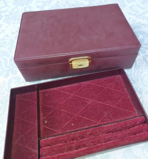 A VINTAGE BURGUNDY LEATHER JEWELRY BOX NO KEYS SOLD AS IS