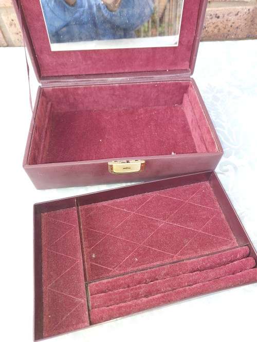 A VINTAGE BURGUNDY LEATHER JEWELRY BOX NO KEYS SOLD AS IS