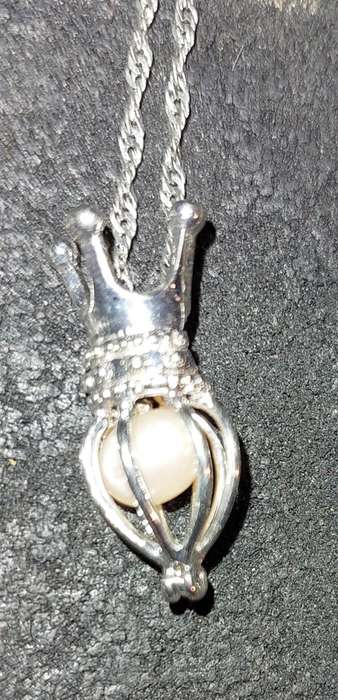 A VINTAGE COLLECTION COSTUME NECKLACES SOLD AS IS
