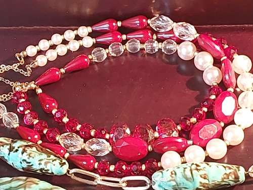 A COLLECTION OF VINTAGE FASHION COSTUME NECKLACES SOLD AS IS