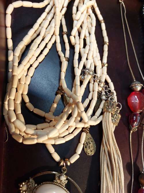 A BULK VINTAGE COLLECTION OF DESIGNER COSTUME NECKLACES SOLD AS IS
