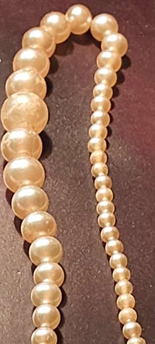 A BULK VINTAGE COLLECTION OF SYNTHETIC COSTUME PEARL BEAD NECKLACES