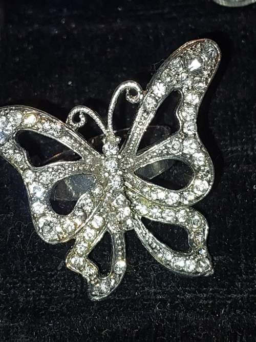 A COLLECTION OF DESIGNER VINTAGE AND ANTIQUE BROOCHES, RINGS, AND COLLAR PINS