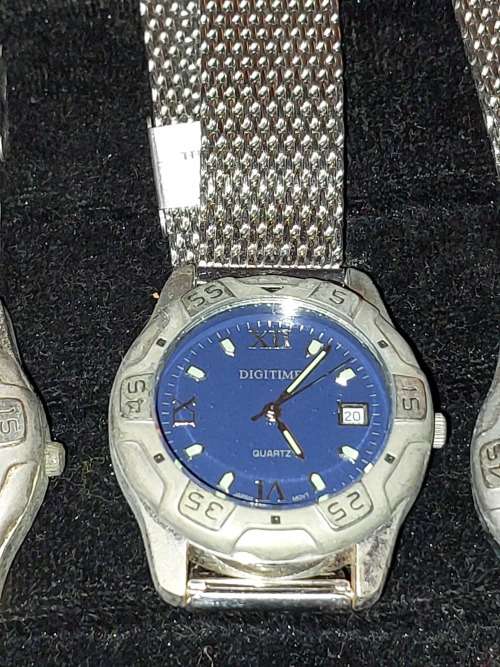 A VINTAGE COLLECTION MENS WATCHES SOLD AS IS NOT TESTED