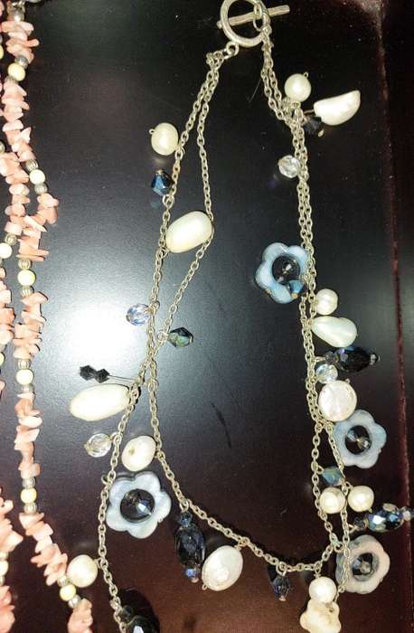 A VINTAGE COLLECTION OF COSTUME NECKLACES