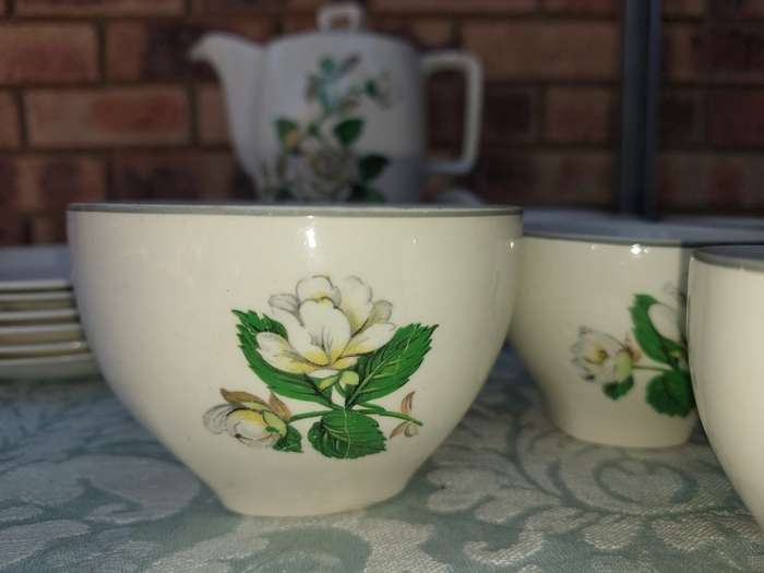 A VINTAGE STYLECRAFT BY MIDWINTER STAFFORDSHIRE MADE IN ENGLAND CERAMIC PORCELAIN TEA SET SOLD AS IS