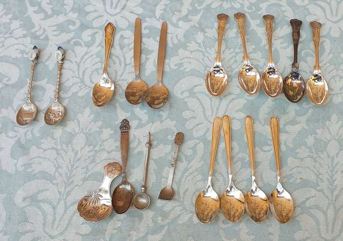 A VINTAGE JOB LOT STAINLESS STEEL AND EPNS TEASPOONS