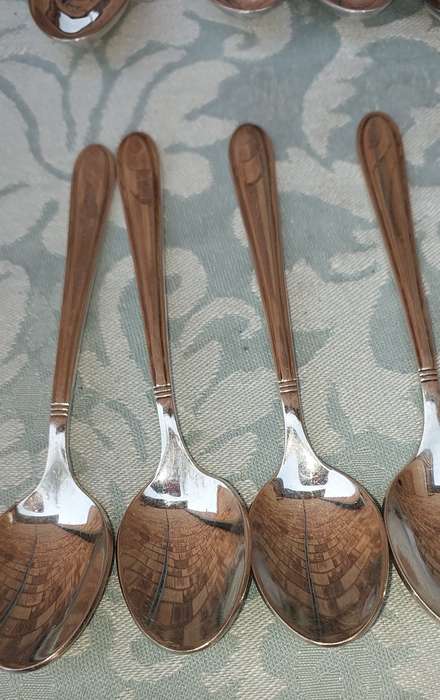 A VINTAGE JOB LOT STAINLESS STEEL AND EPNS TEASPOONS