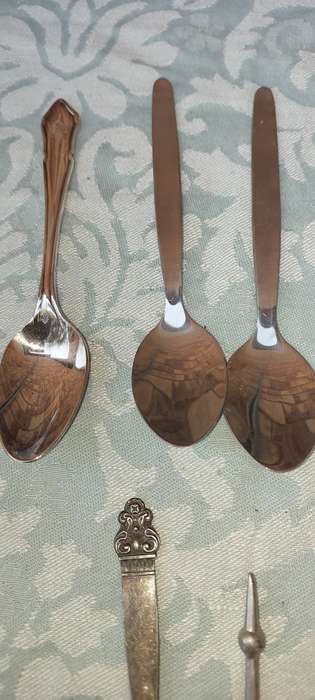 A VINTAGE JOB LOT STAINLESS STEEL AND EPNS TEASPOONS