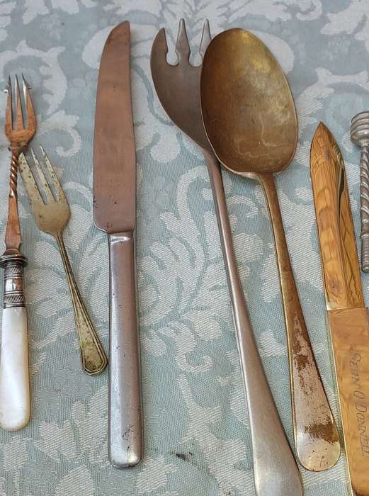 A VINTAGE COLLECTION JOB LOT KITCHENALIA SOLD AS IS