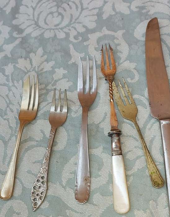 A VINTAGE COLLECTION JOB LOT KITCHENALIA SOLD AS IS