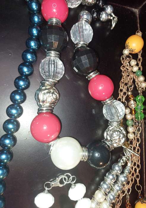A BULK JOBLOT FASHION COSTUME NECKLACES SOLD AS IS