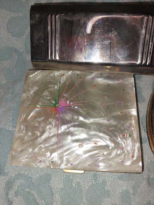 A VINTAGE AND ANTIQUE COLLECTION OF MIRRORS AND COMPACTS