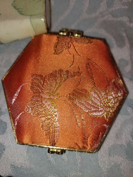A VINTAGE AND ANTIQUE COLLECTION OF MIRRORS AND COMPACTS
