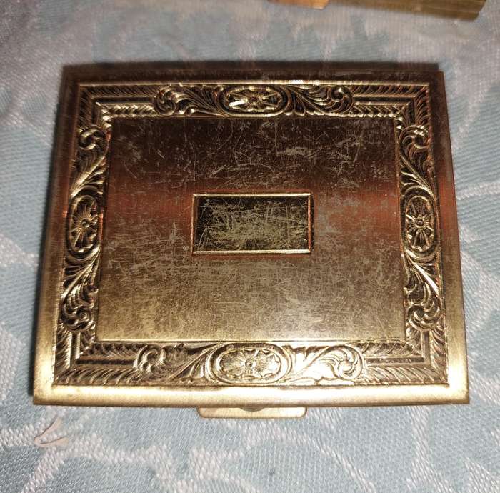 A VINTAGE AND ANTIQUE COLLECTION OF MIRRORS AND COMPACTS