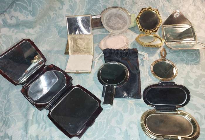 A VINTAGE AND ANTIQUE COLLECTION OF MIRRORS AND COMPACTS