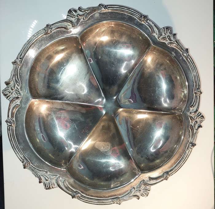 AN ORNATE VINTAGE VICTORIAN SILVER PLATED CANDY-STYLE SERVING TRAY