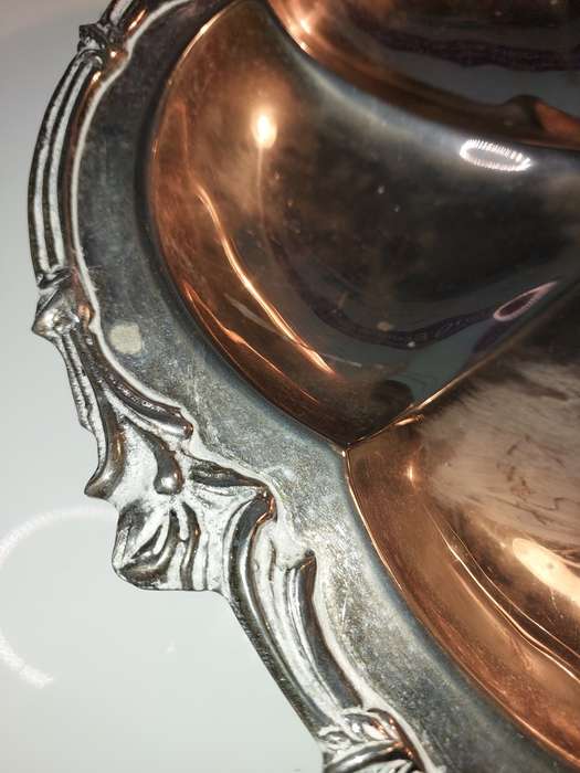 AN ORNATE VINTAGE VICTORIAN SILVER PLATED CANDY-STYLE SERVING TRAY