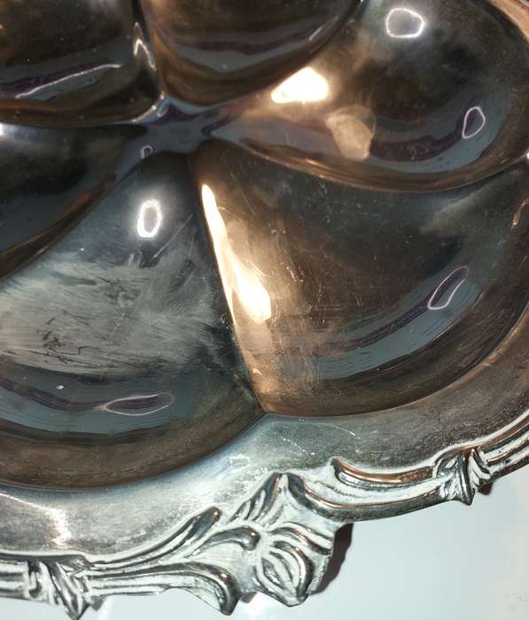 AN ORNATE VINTAGE VICTORIAN SILVER PLATED CANDY-STYLE SERVING TRAY