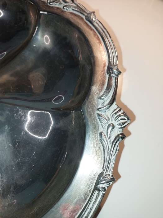 AN ORNATE VINTAGE VICTORIAN SILVER PLATED CANDY-STYLE SERVING TRAY