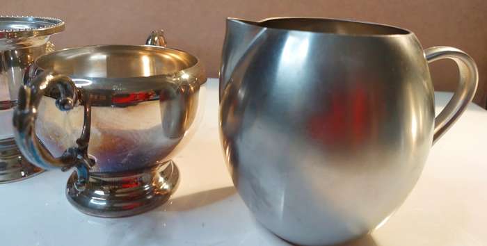 A VINTAGE COLLECTION SILVER PLATED SUGAR BOWLS AND MILK POTS SOLD AS IS