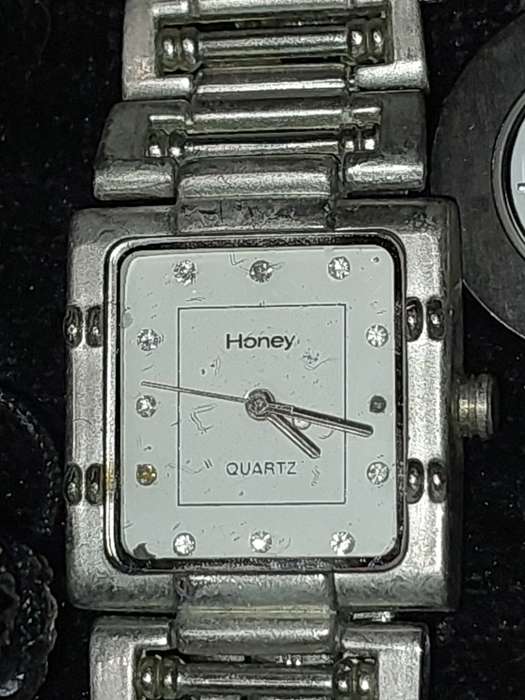 A COLLECTION OF ELEGANT LADIES WRIST WATCHES