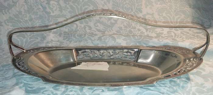 AN ANTIQUE EPNS EDWARDIAN SERVING BASKET TRAY
