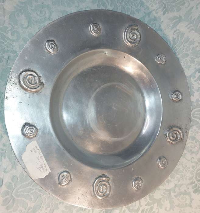 A VINTAGE ROUND CAROL  BOYES STYLE ALUMINUM ALLOY SERVING TRAY HEAVY DUTY